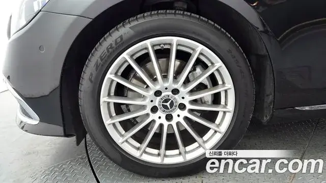 Mercedes-Benz E-Class 2020 — Photo 6/34