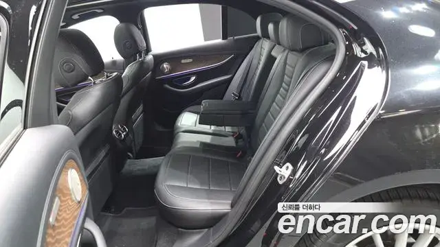 Mercedes-Benz E-Class 2020 — Photo 8/34