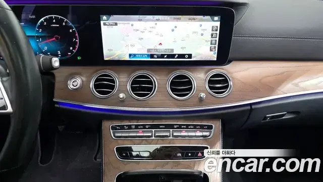 Mercedes-Benz E-Class 2020 — Photo 32/34