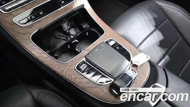 Mercedes-Benz E-Class 2020 — Photo 16/34