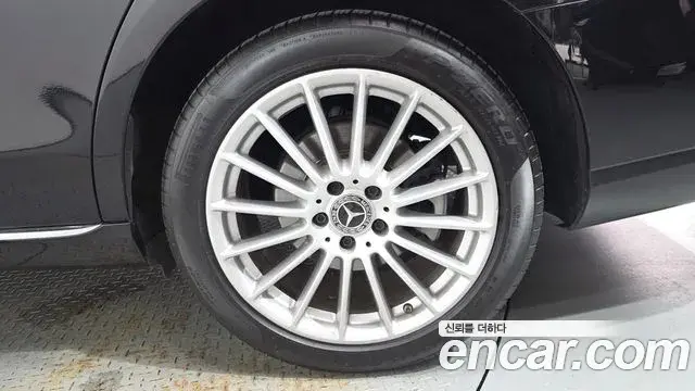 Mercedes-Benz E-Class 2020 — Photo 25/34