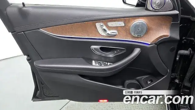 Mercedes-Benz E-Class 2020 — Photo 10/34