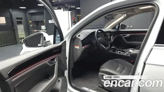 Volkswagen Touareg 2023 — ფოტო 40/40