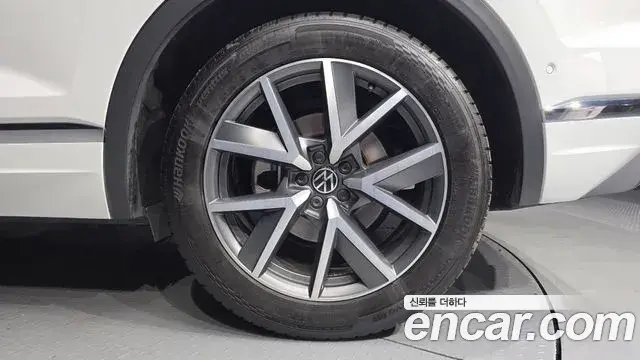 Volkswagen Touareg 2023 — ფოტო 17/40