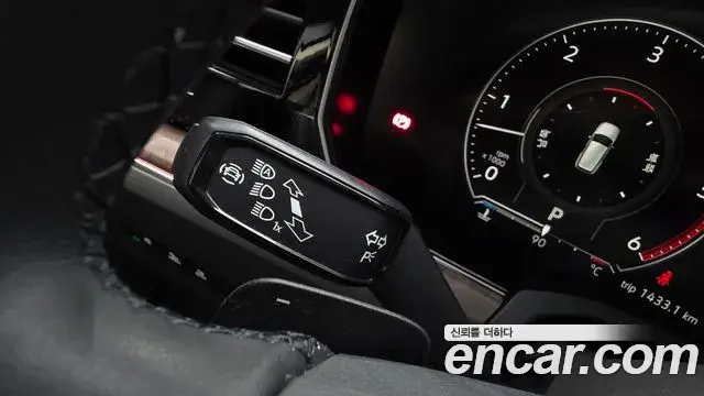 Volkswagen Touareg 2023 — ფოტო 33/40