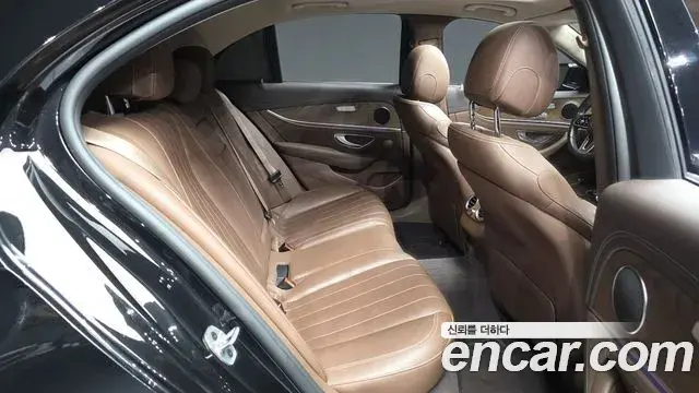 Mercedes-Benz E-Class 2019 — Фото 12/20