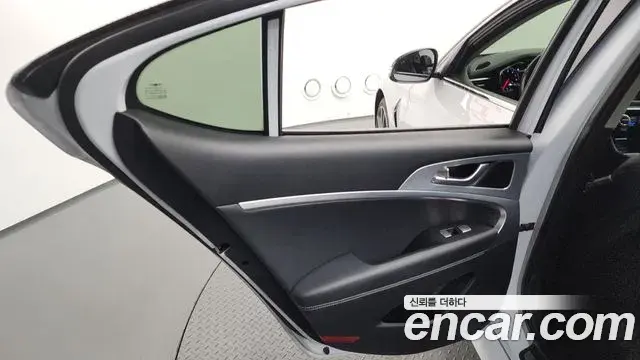 Genesis G70 2018 — Photo 8/35