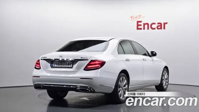Mercedes-Benz E-Class 2019 — ფოტო 28/30