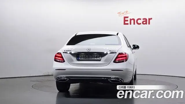 Mercedes-Benz E-Class 2019 — ფოტო 21/30