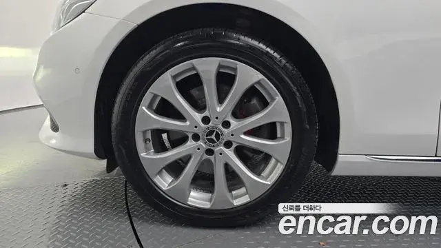 Mercedes-Benz E-Class 2019 — ფოტო 30/30