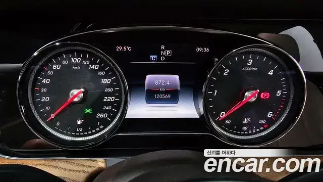 Mercedes-Benz E-Class 2019 — ფოტო 23/30