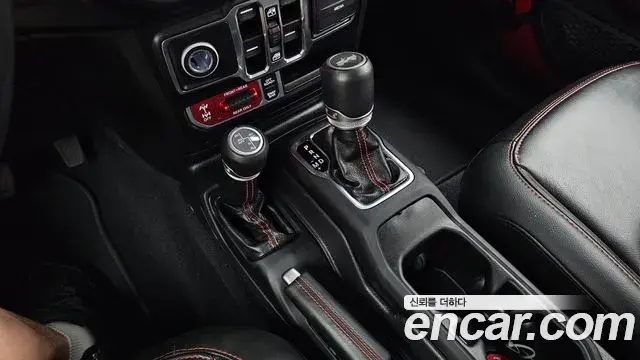 Jeep Wrangler 2022 — ფოტო 8/31