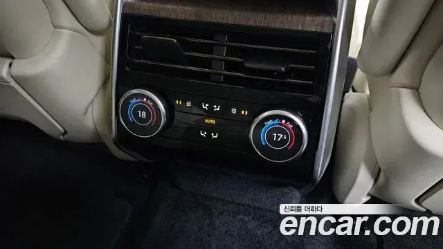 Land Rover Range Rover 2023 — Photo 34/35