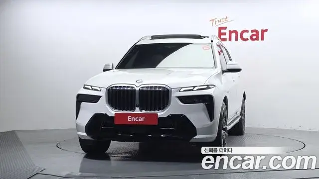 BMW X7 2023 — ფოტო 8/34