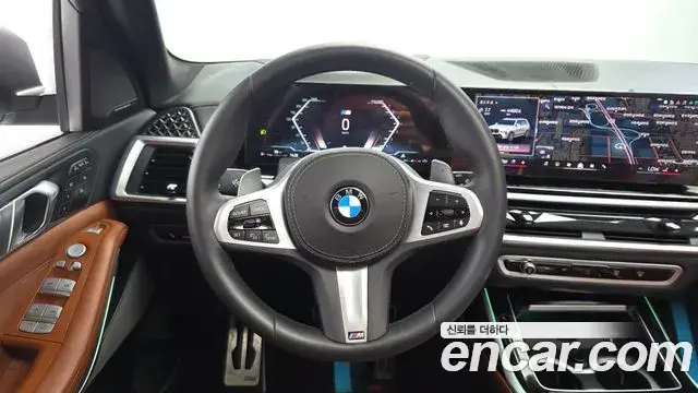 BMW X7 2023 — ფოტო 28/34