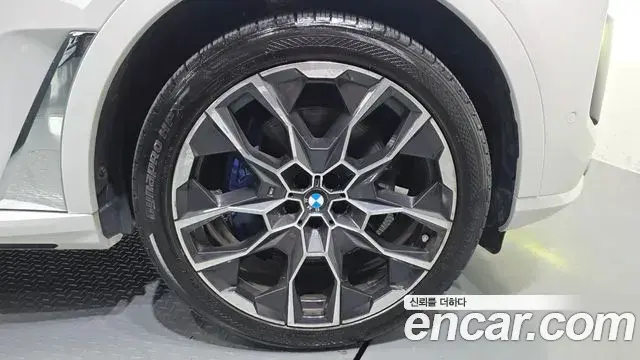 BMW X7 2023 — ფოტო 11/34