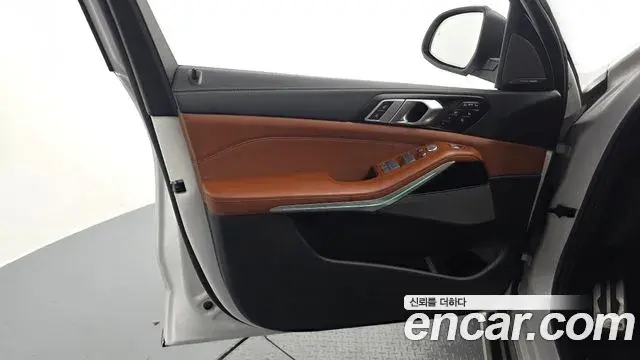 BMW X7 2023 — ფოტო 30/34