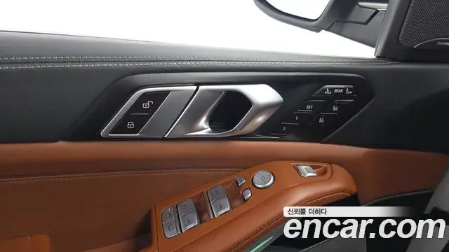 BMW X7 2023 — ფოტო 17/34