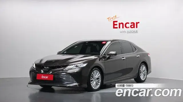 Toyota Camry 2019 — ფოტო 15/20