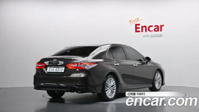 Toyota Camry 2019 — ფოტო 11/20
