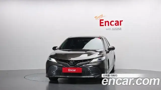 Toyota Camry 2019 — ფოტო 13/20