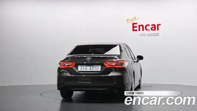 Toyota Camry 2019 — ფოტო 6/20