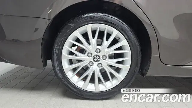 Toyota Camry 2019 — ფოტო 12/20