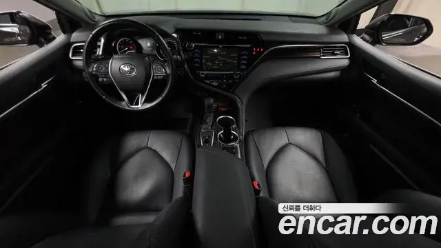 Toyota Camry 2019 — ფოტო 2/20