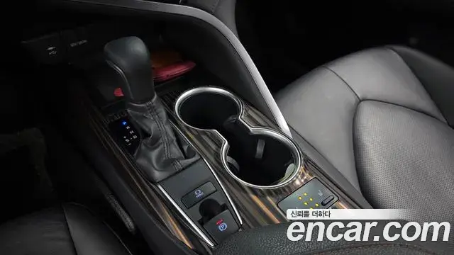 Toyota Camry 2019 — ფოტო 7/20