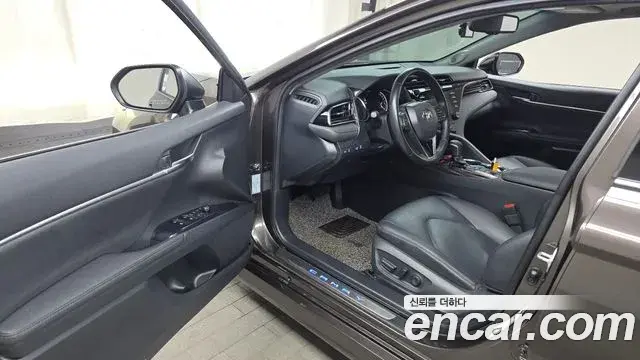Toyota Camry 2019 — ფოტო 14/20