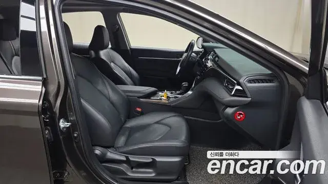 Toyota Camry 2019 — ფოტო 9/20