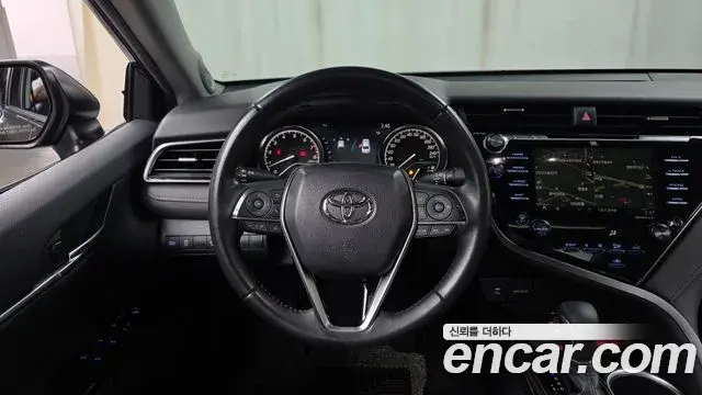 Toyota Camry 2019 — ფოტო 18/20