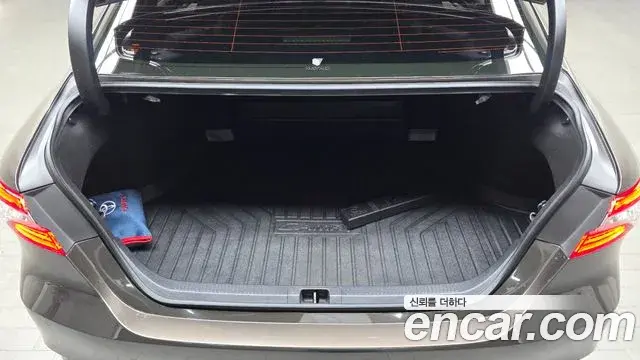 Toyota Camry 2019 — ფოტო 17/20
