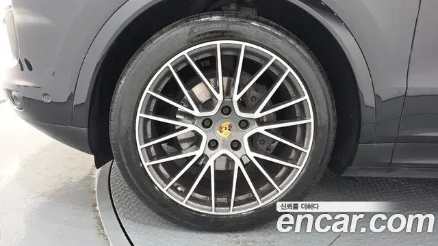 Porsche Cayenne 2020 — Photo 14/35