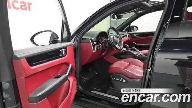 Porsche Cayenne 2020 — Photo 28/35