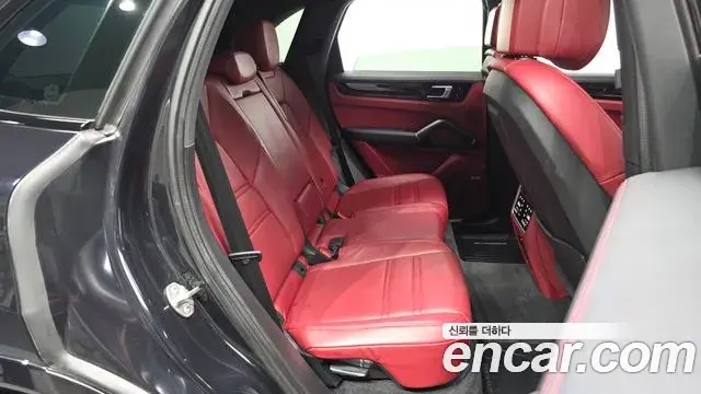 Porsche Cayenne 2020 — Photo 32/35