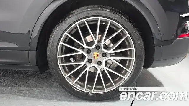 Porsche Cayenne 2020 — Photo 26/35