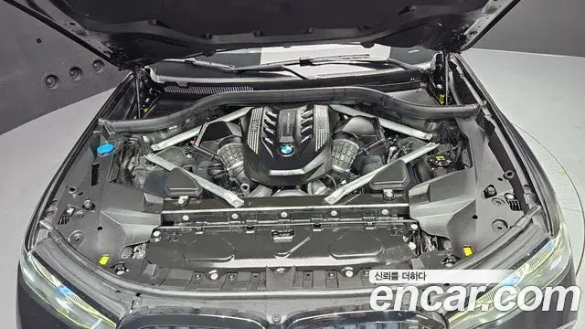 BMW X7 2021 — ფოტო 16/32