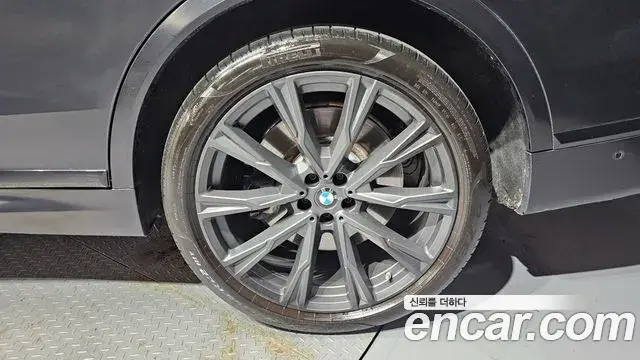 BMW X7 2021 — ფოტო 19/32