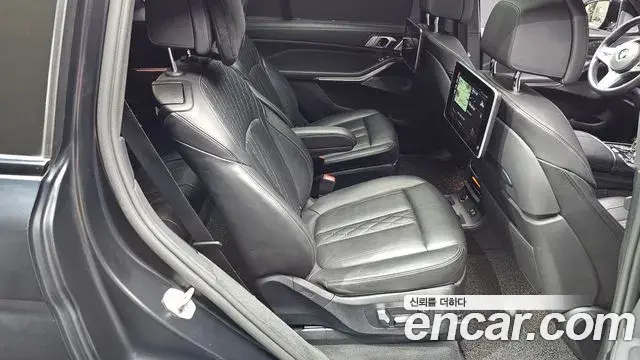 BMW X7 2021 — ფოტო 31/32