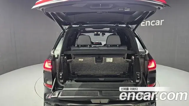 BMW X7 2021 — ფოტო 28/32