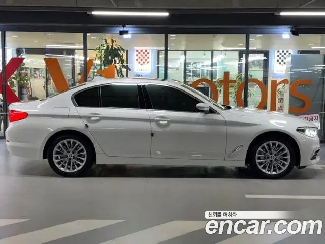 BMW 5 Series 2020 — ფოტო 17/20