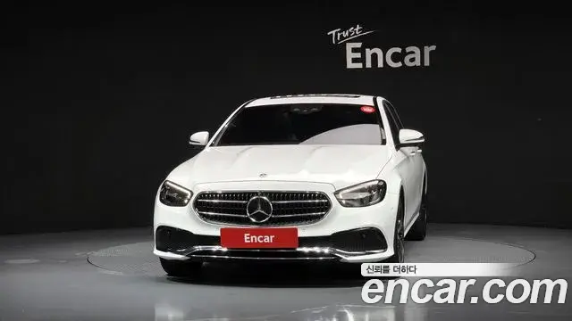 Mercedes-Benz E-Class 2022 — Photo 11/20
