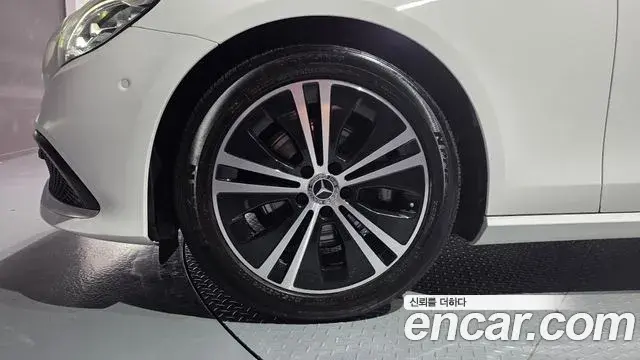 Mercedes-Benz E-Class 2022 — Photo 12/20