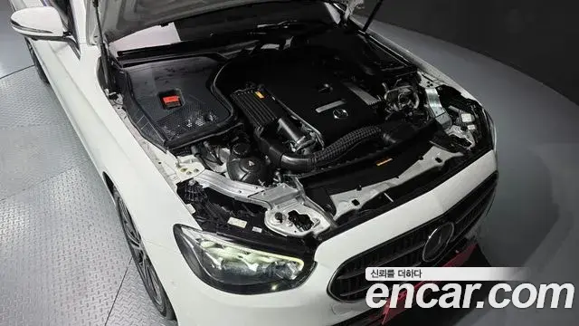 Mercedes-Benz E-Class 2022 — Photo 8/20