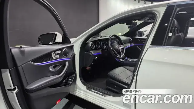 Mercedes-Benz E-Class 2022 — Photo 7/20