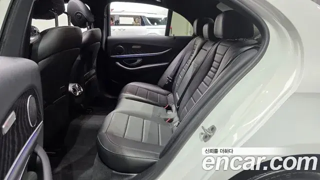 Mercedes-Benz E-Class 2022 — Photo 4/20