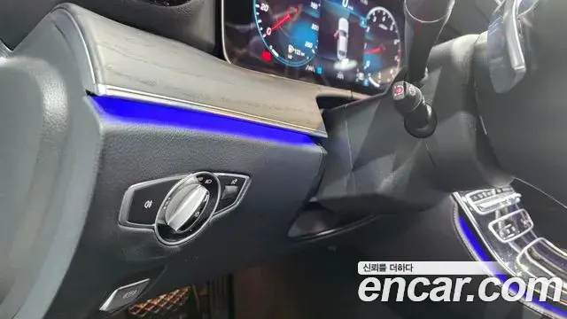 Mercedes-Benz E-Class 2022 — Photo 15/20