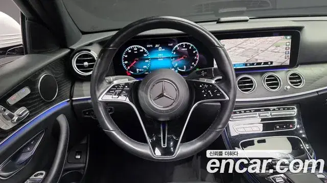 Mercedes-Benz E-Class 2022 — Photo 18/20
