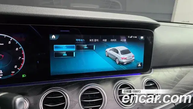 Mercedes-Benz E-Class 2022 — Photo 17/20